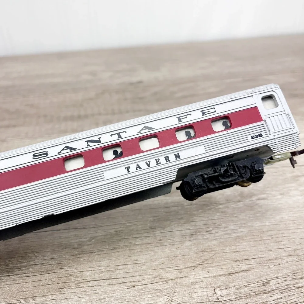 Pair of Tyco HO Gauge Santa Fe Red Stripe Passenger Cars Tavern & Pullman‎